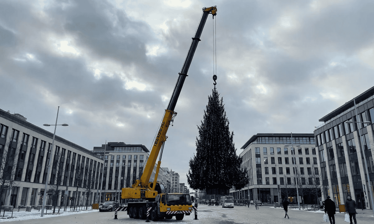 Спецтехника для новогоднего оформления города